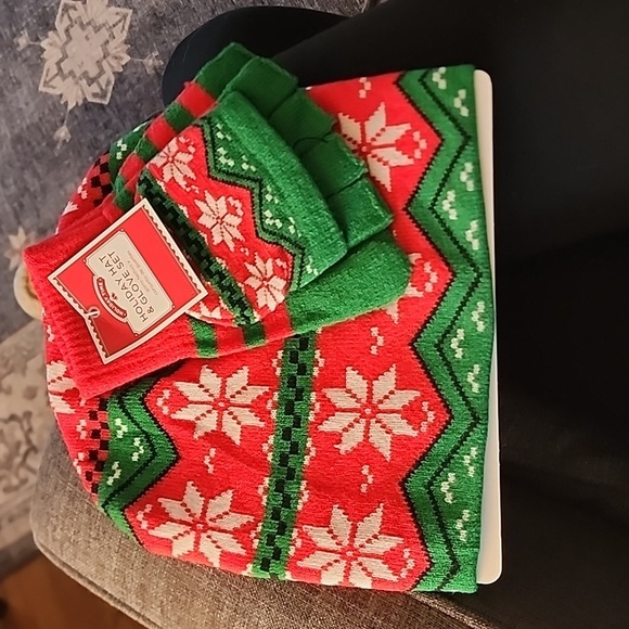 Cute Holiday Hat and glove set. - Picture 1 of 5
